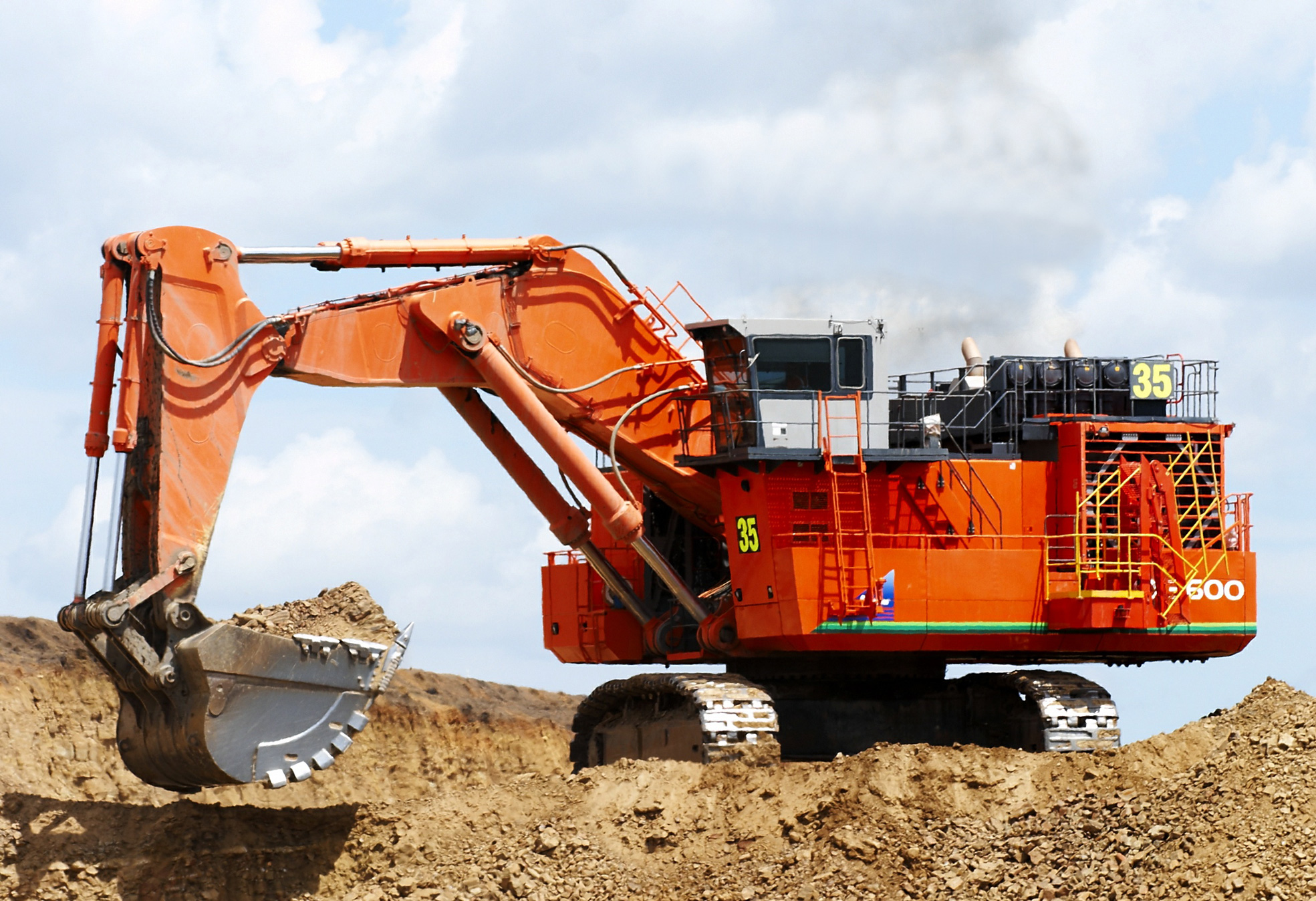 How does an excavator work? National Plant & Equipment